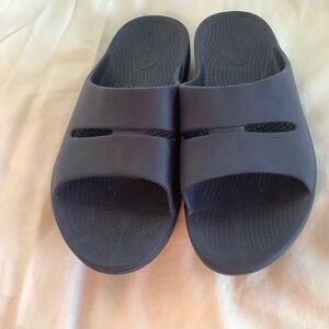 OOFOS OOahh Slide Sandals Lightweight Recovery,  Navy, Like New!   M9 W11